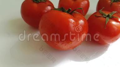 西红柿水新鲜<strong>保健产品</strong>白色背景下降慢动作
